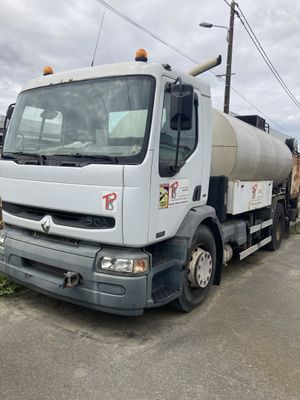 un camion garé sur le côté de la route