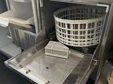 un panier posé à l'intérieur d'un four