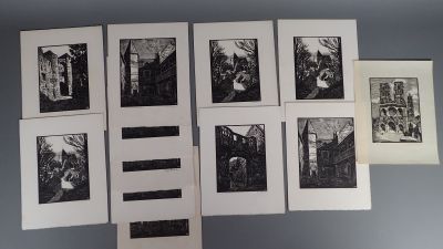 plusieurs photographies en noir et blanc accrochées à un mur, à côté d'une échelle