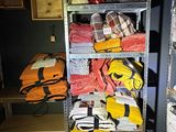 un présentoir sur lequel sont disposés de nombreux articles différents dans une pièce