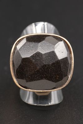 Gros plan sur une bague ornée d'une pierre noire