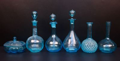 cinq vases en verre alignés sur une table