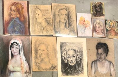 de nombreux dessins aux couleurs variées sur le mur de cette pièce