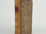 un vieux livre posé sur une surface blanche