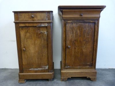une paire de tables de chevet anciennes en bois, avec des tiroirs de chaque côté
