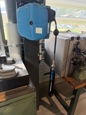 une machine posée sur une table dans une pièce