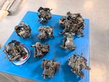 de nombreuses petites pièces de moteur sur un plateau bleu