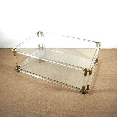 une table basse en verre avec un cadre doré