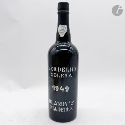 une bouteille de vin posée sur une table