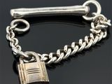 un gros plan d'un bracelet à maillons orné d'un cadenas