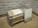 une pile de cartons et de palettes posée par terre