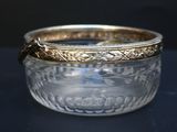 un gros plan d'un bracelet en argent et en or posé sur une table