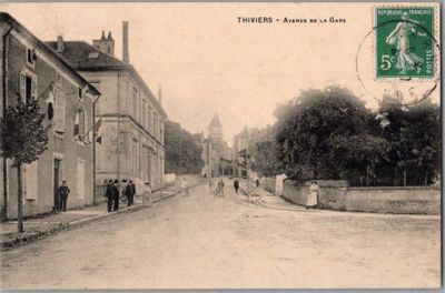 une vieille carte postale représentant une rue où des gens marchent