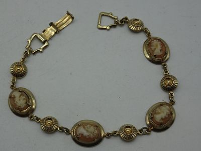 gros plan d'un bracelet sur une surface blanche