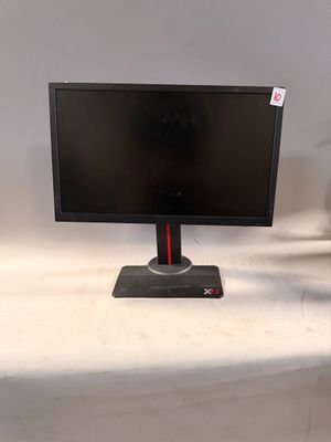 un écran d'ordinateur posé sur une table blanche
