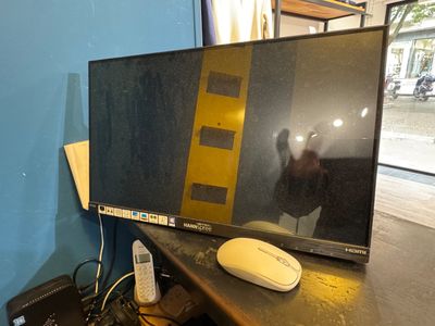un écran d'ordinateur posé sur un bureau, à côté d'une souris