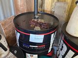 plusieurs tonneaux de vin posés les uns à côté des autres sur le sol