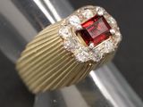 l'image d'une bague contenant une pierre rouge