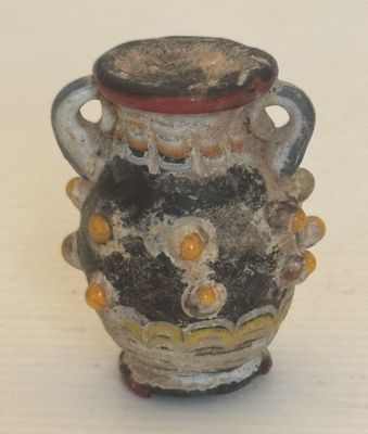 un petit vase posé sur une table