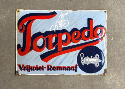 une pancarte portant l'inscription « torpille » sur le côté d'un immeuble