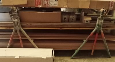 une pile de cartons posée sur une table