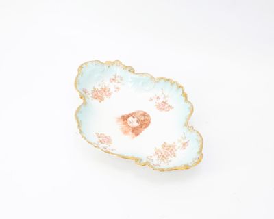 LIMOGES - Plat de baptême de forme chantournée en porcelaine…