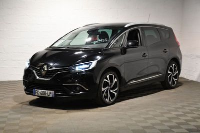 La camionnette noire est garée dans un garage dont le sol est recouvert d'un revêtement à carreaux.
