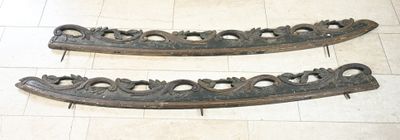 une paire de poignées de porte anciennes en fonte posées sur un sol carrelé