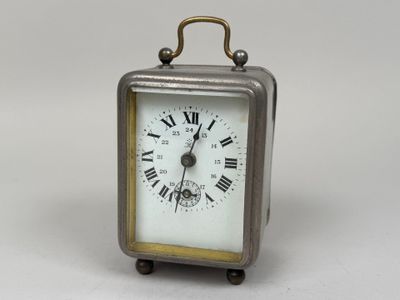 une petite horloge en argent ornée de chiffres romains