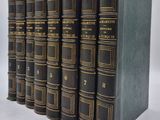 les livres sont alignés sur une surface blanche