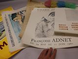 une personne tenant un morceau de papier sur lequel figure un dessin
