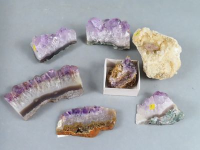 Plusieurs améthystes de différentes couleurs et tailles sont disposées sur une table