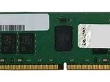 un gros plan d'un module de mémoire sur fond blanc