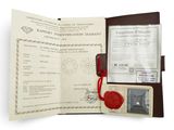 une photo d'un passeport comportant un cachet et un certificat