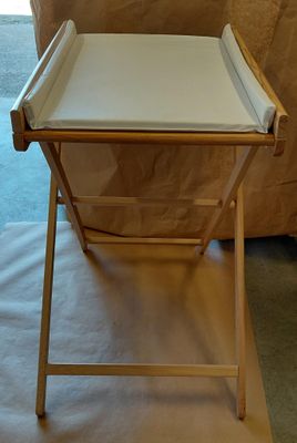 un plateau blanc posé sur une table