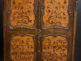 une armoire ancienne en bois, ornée de sculptures raffinées et de motifs sculptés sur les portes