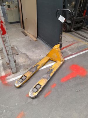 a pair of skis that are laying on the ground