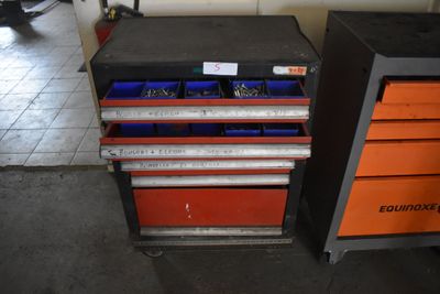 deux tiroirs contenant des outils, dans un garage