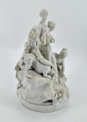statue représentant une femme assise sur un rocher avec deux enfants