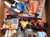 une boîte remplie de jouets variés et un jeu vidéo