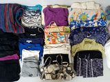 une boîte blanche remplie de nombreux vêtements et chaussures