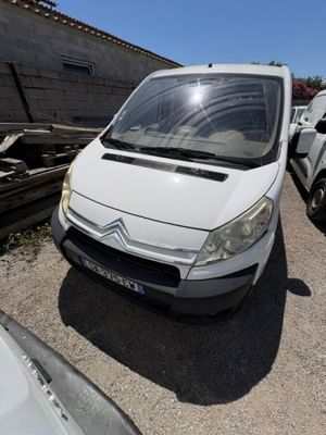 une camionnette blanche garée sur un terrain