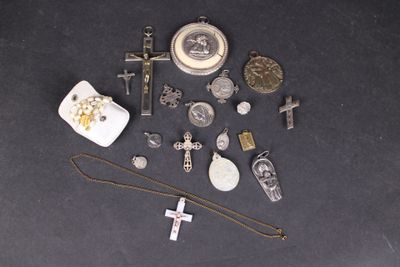 beaucoup d'objets religieux sur la table