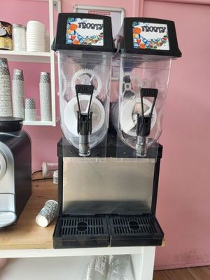 deux machines posées sur un comptoir