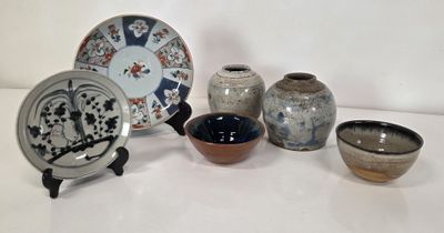 de nombreux types de bols et d'assiettes différents sur la table