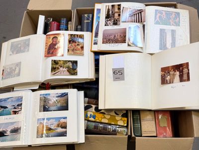 un grand nombre de livres qui se trouvent dans une boîte