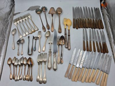 plusieurs types d'argenterie dans une boîte