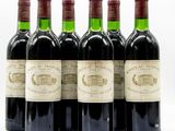 six bouteilles de vin sont alignées sur une surface blanche