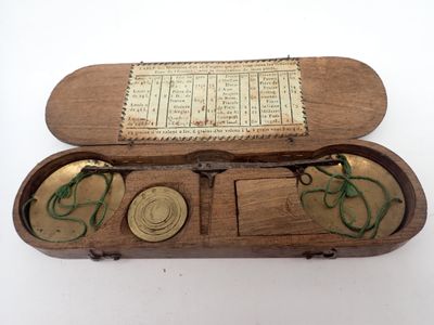 une vieille boîte en bois contenant un tas de pièces de monnaie