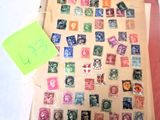 une feuille de papier sur laquelle sont collés des timbres, posée sur une table